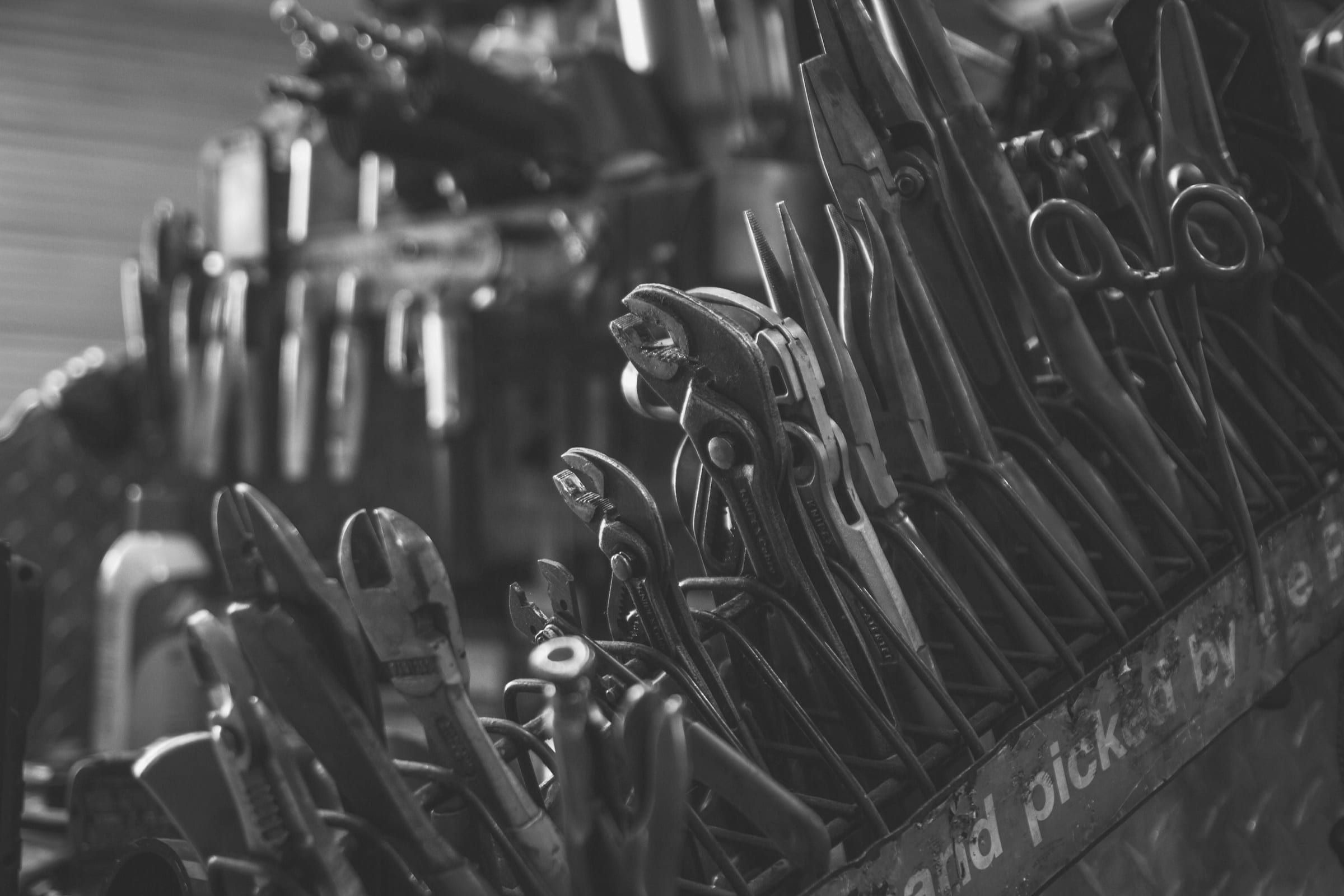Tecnico al lavoro su un componente meccanico